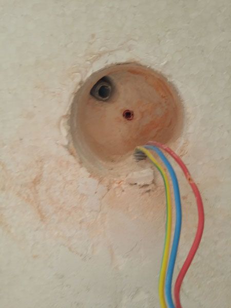 chambre : trou près fenêtre
